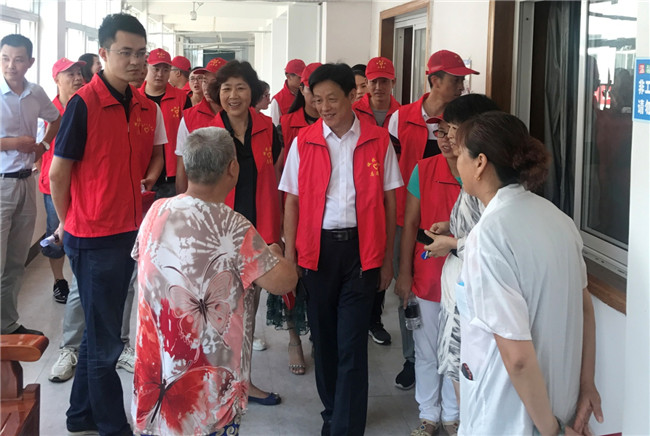 城投集團開展“傳承紅色基因,敬老愛幼先行” 現場獻愛心活動