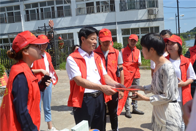 城投集團開展“傳承紅色基因,敬老愛幼先行” 現場獻愛心活動