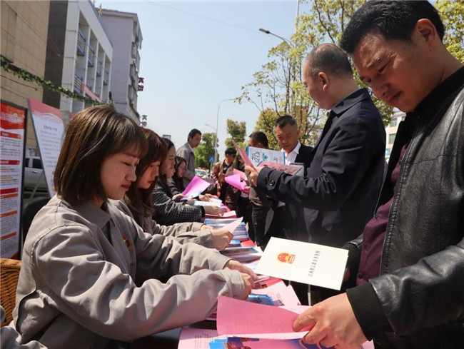 市城投集團(tuán)組織開展普法宣傳黨員志愿服務(wù)活動(dòng)